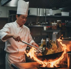 Повар в процессе готовки